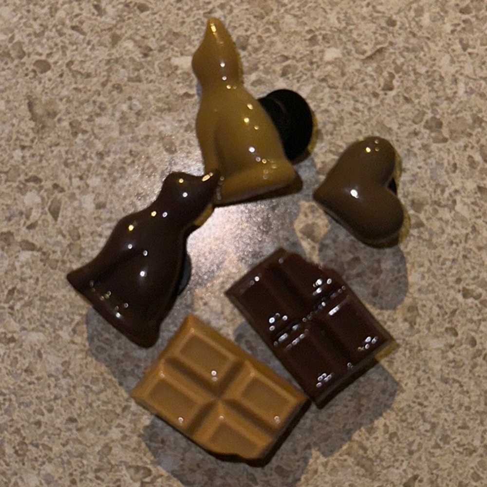 CHOCOLATE PIECES CROC CHARMS
